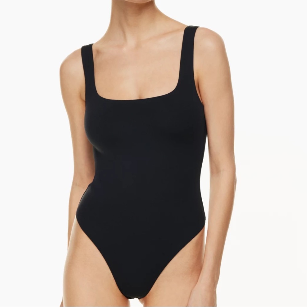 Aritzia Babaton Contour Squareneck Bodysuit
Sleeveless square-neck bodysuit